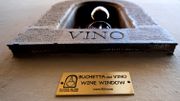 Ces fenêtres de distanciation pour servir du vin mais se protéger de la peste Ces fenêtres de distanciation pour servir du vin mais se protéger de la peste
