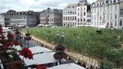 Une place de Mons remplie de tournesols Une place de Mons remplie de tournesols