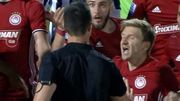 La simulation grossière de Marko Marin après une "poussée" de... l'arbitre La simulation grossière de Marko Marin après une "poussée" de... l'arbitre