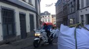 L'accès à la Grand Place par la rue d'Enghien a lui aussi été rendu plus difficile aux véhicules par l'installation de sacs de sable à cet endroit L'accès à la Grand Place par la rue d'Enghien a lui aussi été rendu plus difficile aux véhicules par l'installation de sacs de sable à cet endroit