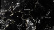 La Corée du Nord de nuit, image satellite : si la dictature est en mesure de mener des cyber-attaques massives, l'accès au réseau électrique et électronique de sa population reste excessivement limité. La Corée du Nord de nuit, image satellite : si la dictature est en mesure de mener des cyber-attaques massives, l'accès au réseau électrique et électronique de sa population reste excessivement limité.