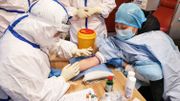 Une personne (R), qui s'est rétablie de l'infection par le coronavirus COVID-19, fait un don de plasma à Zouping dans la province chinoise du Shandong oriental le 28 février 2020, dans le but de guérir les patients infectés dans des conditions sévères et critiques. La Chine a signalé 44 décès supplémentaires dus à la nouvelle épidémie de coronavirus les 28 et 327 nouveaux cas, le chiffre quotidien le plus bas de nouvelles infections en plus d'un mois. Une personne (R), qui s'est rétablie de l'infection par le coronavirus COVID-19, fait un don de plasma à Zouping dans la province chinoise du Shandong oriental le 28 février 2020, dans le but de guérir les patients infectés dans des conditions sévères et critiques. La Chine a signalé 44 décès supplémentaires dus à la nouvelle épidémie de coronavirus les 28 et 327 nouveaux cas, le chiffre quotidien le plus bas de nouvelles infections en plus d'un mois.