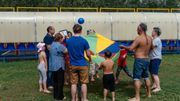 "Il faut vivre et non survivre", c'est la belle devise de cette famille moscovite à l'énergie inspirante. "Il faut vivre et non survivre", c'est la belle devise de cette famille moscovite à l'énergie inspirante.