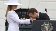 Emmanuel Macron fait un baise-main à Melania Trump. Emmanuel Macron fait un baise-main à Melania Trump.