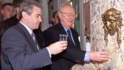 Joseph Houssa et Kevin Keagan, l'entraîneur de l'équipe de foot d'Angleterre, boivent les eaux de Spa, en 2000. Joseph Houssa et Kevin Keagan, l'entraîneur de l'équipe de foot d'Angleterre, boivent les eaux de Spa, en 2000.