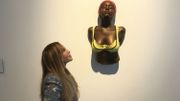 l'artiste new-yorkaise Carole Feuerman devant son oeuvre general's twin, 2009-11 l'artiste new-yorkaise Carole Feuerman devant son oeuvre general's twin, 2009-11