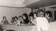 Assemblée générale fondatrice de la BCFH, en 1971. Monique Genonceaux est au centre, en noir. Assemblée générale fondatrice de la BCFH, en 1971. Monique Genonceaux est au centre, en noir.