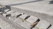 Conséquence de la déviation: les camions, trop larges pour la rue Defuisseaux, débordent sur le caniveau qui s'est profondément dégradé en deux mois. Conséquence de la déviation: les camions, trop larges pour la rue Defuisseaux, débordent sur le caniveau qui s'est profondément dégradé en deux mois.