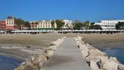 Le Lido est une bande de terre qui s'étire jusqu'à la mer Adriatique. Le Lido est une bande de terre qui s'étire jusqu'à la mer Adriatique.