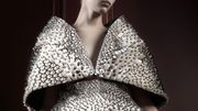 Cape et jupe "Anthozoaires", issues de la collection "Voltage" en 2013. Conçues par Iris van Herpen et Neri Oxman et imprimées par Stratasys Cape et jupe "Anthozoaires", issues de la collection "Voltage" en 2013. Conçues par Iris van Herpen et Neri Oxman et imprimées par Stratasys
