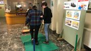 Un parcours d'obstacle pour mieux sentir l'équilibre et apprendre à éviter les chutes à l'hôpital d'Auvelais Un parcours d'obstacle pour mieux sentir l'équilibre et apprendre à éviter les chutes à l'hôpital d'Auvelais