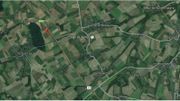La croix rouge indique l'endroit précis de la rave party qui s'est tenue dans la nuit de samedi à dimanche au bord de l'E411 à Aische en Refail. La croix rouge indique l'endroit précis de la rave party qui s'est tenue dans la nuit de samedi à dimanche au bord de l'E411 à Aische en Refail.
