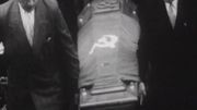 Le cercueil de Julien Lahaut, recouvert du drapeau du parti communiste Le cercueil de Julien Lahaut, recouvert du drapeau du parti communiste