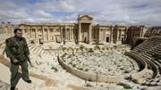 Le site de Palmyre, en plein centre du pays, date du 1er siècle après JC, et est l'un des plus riches sites archéologiques de la région. Ici, en mars, un soldat syrien y patrouille avec son arme. Le site de Palmyre, en plein centre du pays, date du 1er siècle après JC, et est l'un des plus riches sites archéologiques de la région. Ici, en mars, un soldat syrien y patrouille avec son arme.