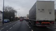 La file des camions à Lobbes La file des camions à Lobbes