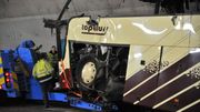 L'avant du véhicule, détruit par la collision, a compliqué le travail des secouristes. L'avant du véhicule, détruit par la collision, a compliqué le travail des secouristes.