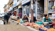 Le petit marché dans l'artère principale de Leh, les réfugiés tibétains vendent les fruits et légumes qu'ils cultivent. Le petit marché dans l'artère principale de Leh, les réfugiés tibétains vendent les fruits et légumes qu'ils cultivent.