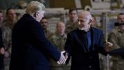Les présidents américain et afghan, Donald Trump et Ashraf Ghani, lors d'une visite aux troupes américaines fin 2019 Les présidents américain et afghan, Donald Trump et Ashraf Ghani, lors d'une visite aux troupes américaines fin 2019