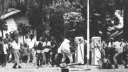 Le soulèvement : la foule, déchaînée après les premiers coups de feu et les premiers pillages attaque une station d’essence sur l’avenue Prince Baudouin, qui mène à la ville blanche. Le soulèvement : la foule, déchaînée après les premiers coups de feu et les premiers pillages attaque une station d’essence sur l’avenue Prince Baudouin, qui mène à la ville blanche.