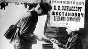 En plein blocus, vente de billets et affiche annonçant la création de la 7eme symphonie de Chostakovtich à Leningrad le 9 août 1942, sous la direction de Karl Eliasberg. En plein blocus, vente de billets et affiche annonçant la création de la 7eme symphonie de Chostakovtich à Leningrad le 9 août 1942, sous la direction de Karl Eliasberg.