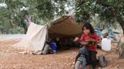 Un enfant syrien qui a fui les tirs d'obus des forces du régime et de leurs alliés dans la province d'Idlib, dominée par les djihadistes, joue près d'une tente dans une oliveraie où se sont réfugiées des familles déplacées, près du village d'Aqrabat, dans le district de Harem, dans la même province. frontière avec la Turquie le 31 mai 2019. Un enfant syrien qui a fui les tirs d'obus des forces du régime et de leurs alliés dans la province d'Idlib, dominée par les djihadistes, joue près d'une tente dans une oliveraie où se sont réfugiées des familles déplacées, près du village d'Aqrabat, dans le district de Harem, dans la même province. frontière avec la Turquie le 31 mai 2019.