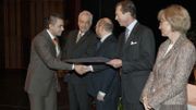 Le Grand-duc Henri de Luxembourg lui remet son diplôme Le Grand-duc Henri de Luxembourg lui remet son diplôme