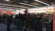Une file importante pour Kendji attendu à 16H00 dans le magasin Une file importante pour Kendji attendu à 16H00 dans le magasin