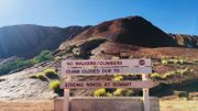 Voir les touristes grimper Uluru choque les Aborigènes ! En attendant une fermeture permanente, l'ascension est interdite pour des raisons météorologiques. Voir les touristes grimper Uluru choque les Aborigènes ! En attendant une fermeture permanente, l'ascension est interdite pour des raisons météorologiques.