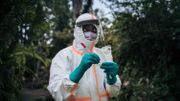Un travailleur sanitaire du ministère de la santé congolais se prépare à réaliser un test du Covid-19, à Goma. Un travailleur sanitaire du ministère de la santé congolais se prépare à réaliser un test du Covid-19, à Goma.