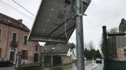 Sous ce petit panneau solaire se trouvait un radar préventif, à côté de l'école: le câble a été sectionné et le radar a disparu. Sous ce petit panneau solaire se trouvait un radar préventif, à côté de l'école: le câble a été sectionné et le radar a disparu.