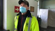 Michaël, ouvrier au service de la cohésion sociale de la ville de Namur, et ses collèges du service logistique s'occupent notamment du déménagement et de l'installation des 63 lits aux normes covid. Michaël, ouvrier au service de la cohésion sociale de la ville de Namur, et ses collèges du service logistique s'occupent notamment du déménagement et de l'installation des 63 lits aux normes covid.