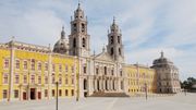 Le Palais National de Mafra, le plus prestigieux bâtiment baroque du Portugal, a été érigé au 18ème siècle sur les ordres du Roi Joao V. Le Palais National de Mafra, le plus prestigieux bâtiment baroque du Portugal, a été érigé au 18ème siècle sur les ordres du Roi Joao V.
