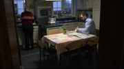 Vincent et sa maman qui cuisine pour lui Vincent et sa maman qui cuisine pour lui