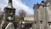 Un ancien monument funéraire, dans le cimetière du village, témoigne du passé de la famille qui dominait autrefois le village Un ancien monument funéraire, dans le cimetière du village, témoigne du passé de la famille qui dominait autrefois le village