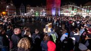 Rassemblement nocturne devant la "Tour Rouge" de la Place du Marché de Halle Rassemblement nocturne devant la "Tour Rouge" de la Place du Marché de Halle