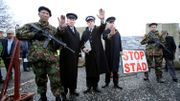 Les militants du groupe Communautés frontalières contre le Brexit (BCAB - Border Communities against Brexit) devant le faux mur. Les militants du groupe Communautés frontalières contre le Brexit (BCAB - Border Communities against Brexit) devant le faux mur.
