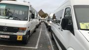 Une vingtaine de bus étaient bloqués devant l'école Schaller ce mardi matin Une vingtaine de bus étaient bloqués devant l'école Schaller ce mardi matin
