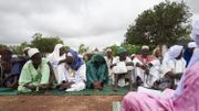 Un groupe d'homme peuls dans un camp de réfugiés de Bamako, au Mali. Un groupe d'homme peuls dans un camp de réfugiés de Bamako, au Mali.