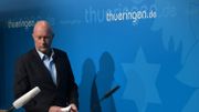 Après s'être accroché à son siège, Thomas Kemmerich, élu à la tête de la Thuringe grâce aux voix de l'extrême droite, a démissionné. Après s'être accroché à son siège, Thomas Kemmerich, élu à la tête de la Thuringe grâce aux voix de l'extrême droite, a démissionné.