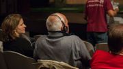 Grâce à un casque relié à un récepteur, le spectateur peut entendre les commentaires des audiodescripteurs. Grâce à un casque relié à un récepteur, le spectateur peut entendre les commentaires des audiodescripteurs.