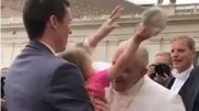 Vidéo Buzz : Le Pape François et la petite chapardeuse Vidéo Buzz : Le Pape François et la petite chapardeuse