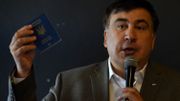 Mikhaïl Saakachvili brandit son passeport ukrainien devant des citoyens ukrainiens en Pologne le 6 août dernier. Mikhaïl Saakachvili brandit son passeport ukrainien devant des citoyens ukrainiens en Pologne le 6 août dernier.
