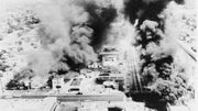 Des bâtiments en feu lors des émeutes de Watts en 1965 Des bâtiments en feu lors des émeutes de Watts en 1965