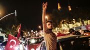 Un manifestant effectue le signe distinctif des "loups gris" du MHP, le parti ultra-nationaliste turc et radicalement opposé aux Kurdes. Un manifestant effectue le signe distinctif des "loups gris" du MHP, le parti ultra-nationaliste turc et radicalement opposé aux Kurdes.