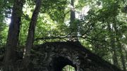 La grotte-tunnel creusée sous l'obélisque accentue encore le côté surréaliste de l'endroit La grotte-tunnel creusée sous l'obélisque accentue encore le côté surréaliste de l'endroit