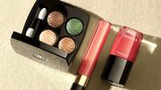 "Les 4 Ombres Empreinte du Désert", "Lèvres Scintillantes Sahara" et "Le Vernis Turban" de la collection "Dans la lumière de l'été" de Chanel. "Les 4 Ombres Empreinte du Désert", "Lèvres Scintillantes Sahara" et "Le Vernis Turban" de la collection "Dans la lumière de l'été" de Chanel.
