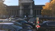 Taxis vs Uber: 150 chauffeurs de limousine se sont rassemblés devant le Palais de Justice de Bruxelles Taxis vs Uber: 150 chauffeurs de limousine se sont rassemblés devant le Palais de Justice de Bruxelles