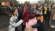 Les enfants entourent la directrice et ne manquent pas d'attentions et de gentillesse. Les enfants entourent la directrice et ne manquent pas d'attentions et de gentillesse.