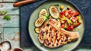 Recette : côte de veau au barbecue, olives et citron confit, courgettes grillées et vinaigrette tomate-abricot Recette : côte de veau au barbecue, olives et citron confit, courgettes grillées et vinaigrette tomate-abricot