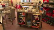 Un charriot permet aux patients de choisir les quantités et les ingrédients qui composeront son petit-déjeuner Un charriot permet aux patients de choisir les quantités et les ingrédients qui composeront son petit-déjeuner